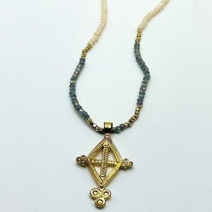 Stunning gold, quartz and blue necklace